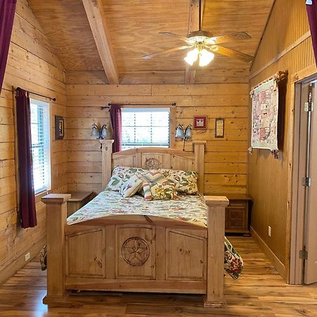 A Peace Of Heaven Cabins And Rv Vanderpool Exterior photo
