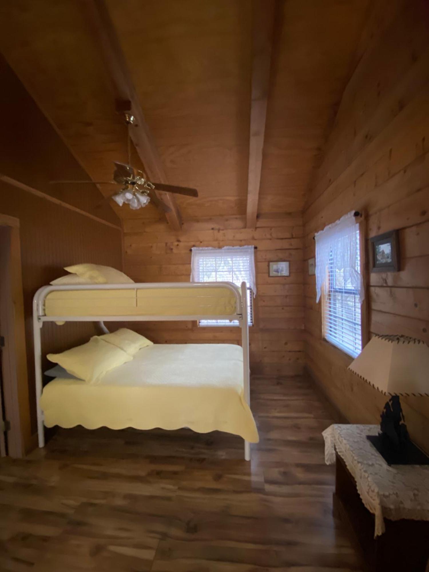 A Peace Of Heaven Cabins And Rv Vanderpool Exterior photo