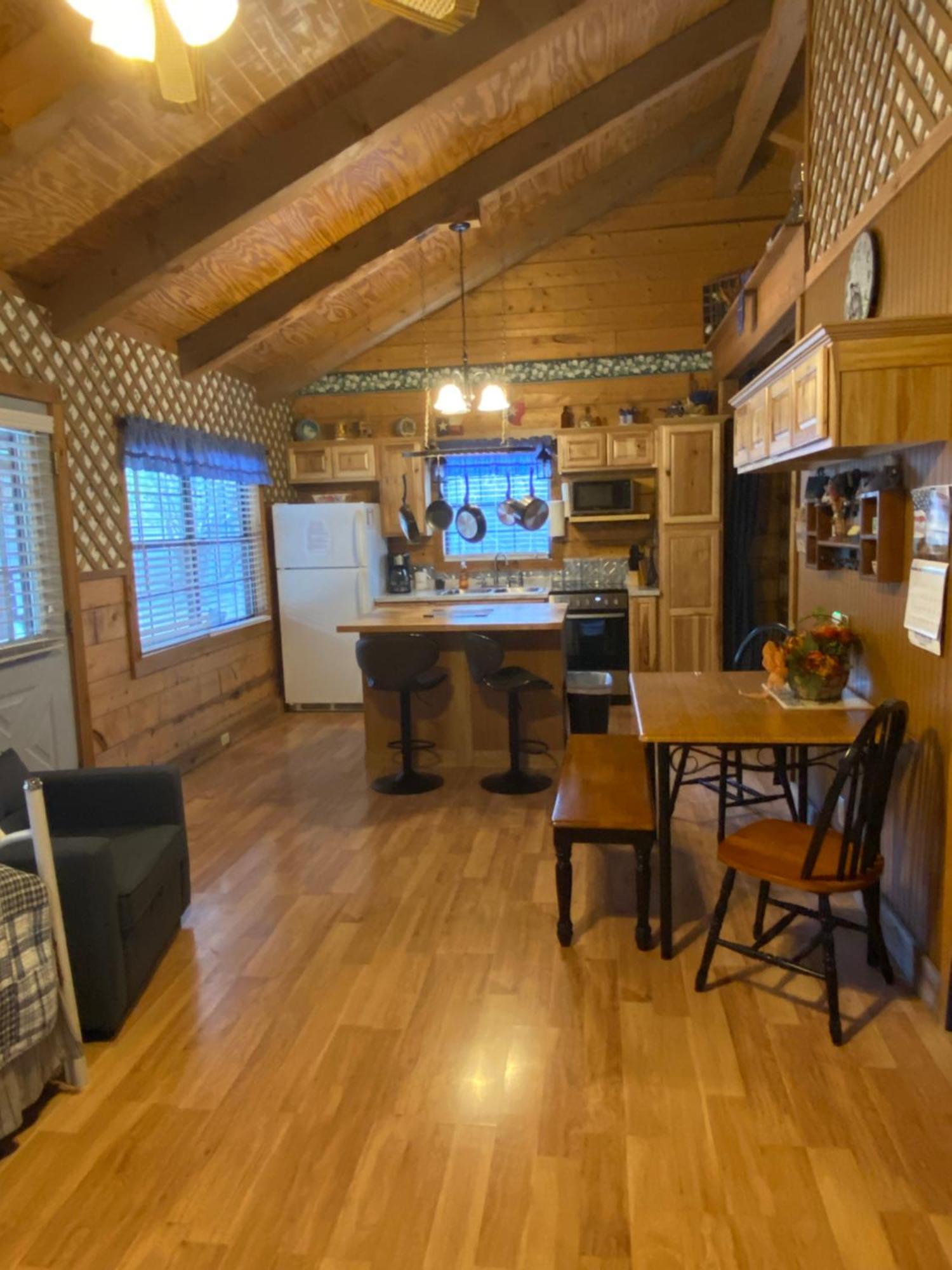 A Peace Of Heaven Cabins And Rv Vanderpool Exterior photo