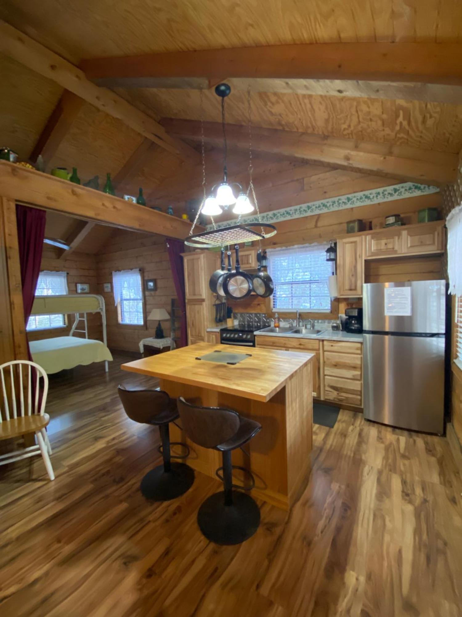 A Peace Of Heaven Cabins And Rv Vanderpool Exterior photo