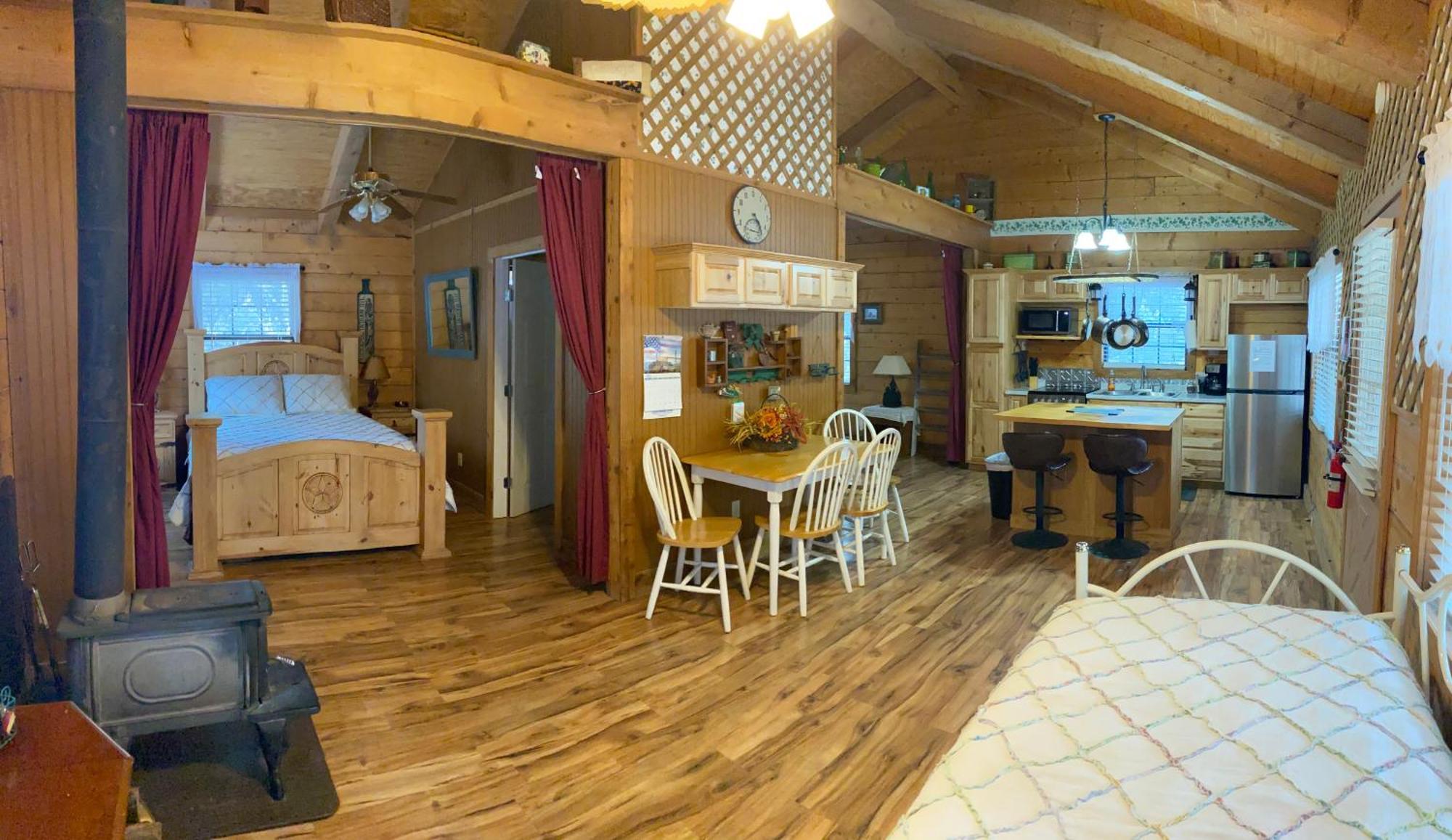 A Peace Of Heaven Cabins And Rv Vanderpool Exterior photo