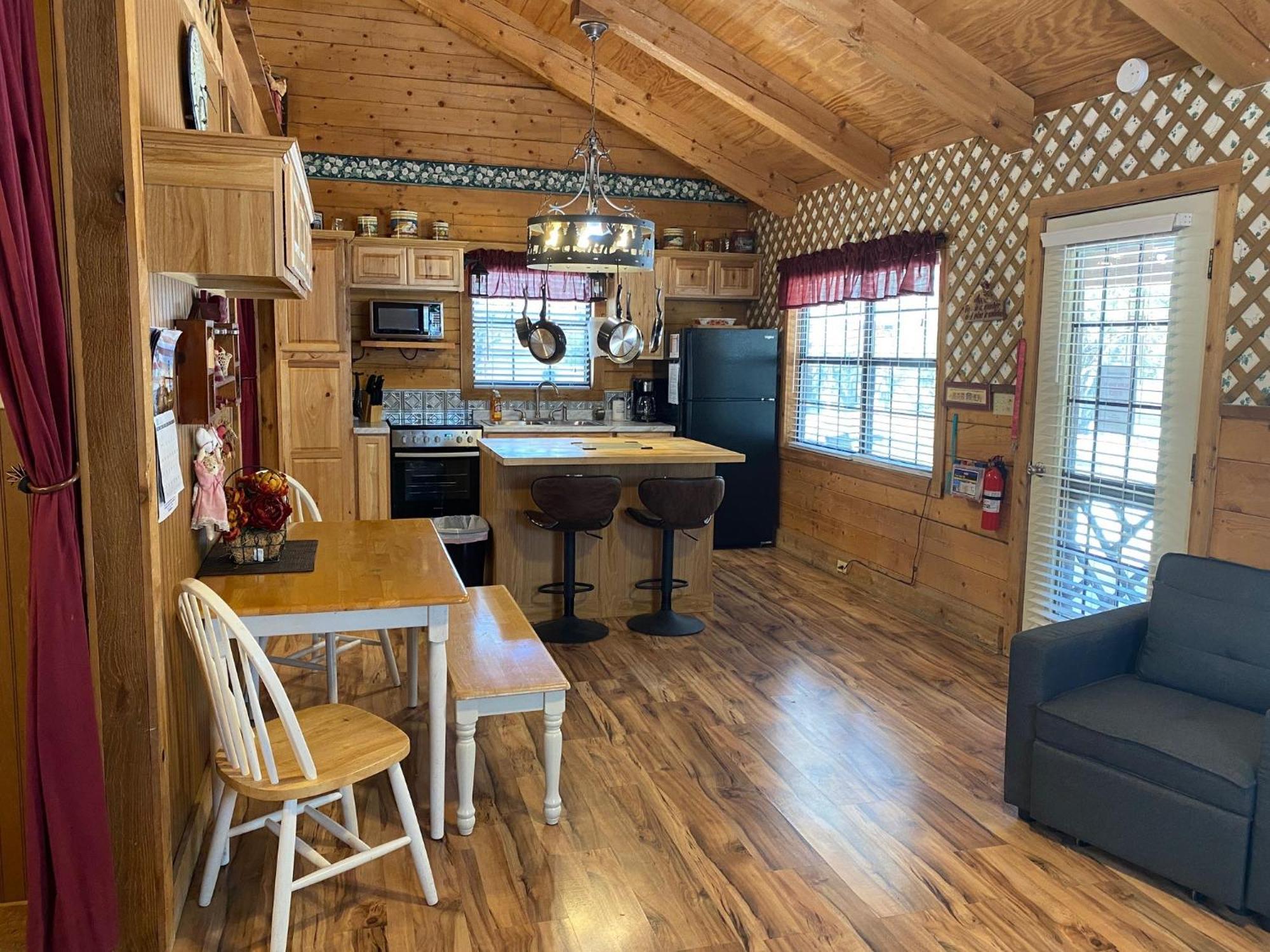 A Peace Of Heaven Cabins And Rv Vanderpool Exterior photo